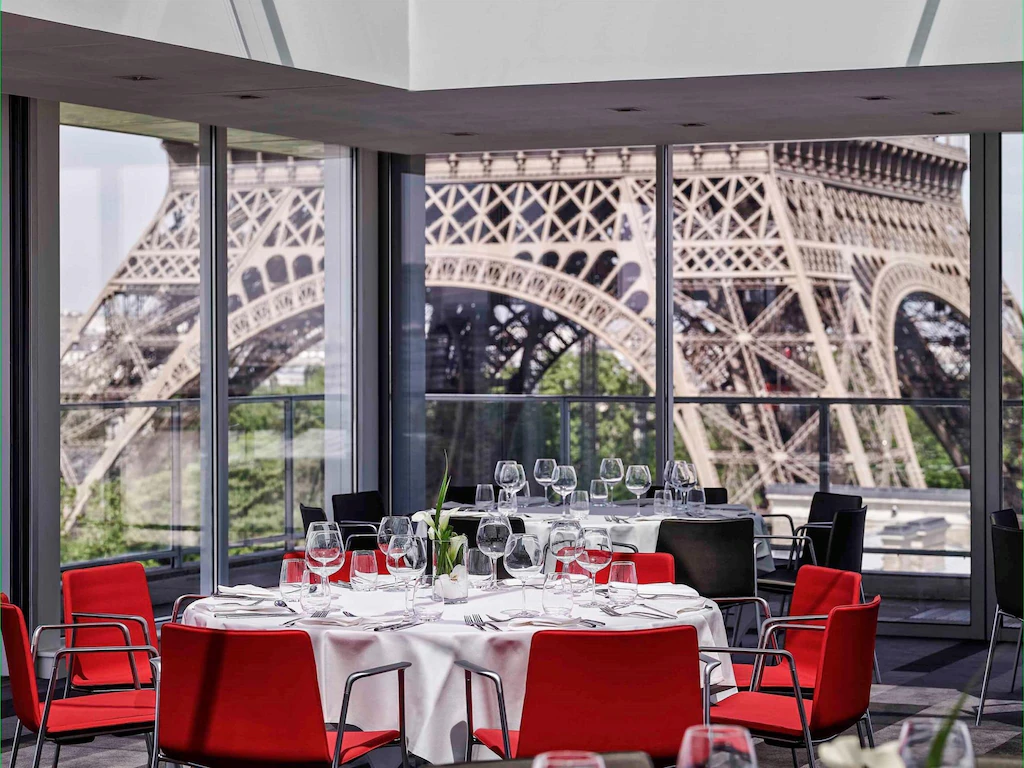 โรงแรมพูลแมน ปารีส ตูร์ ไอเฟล
(Pullman Paris Tour Eiffel)