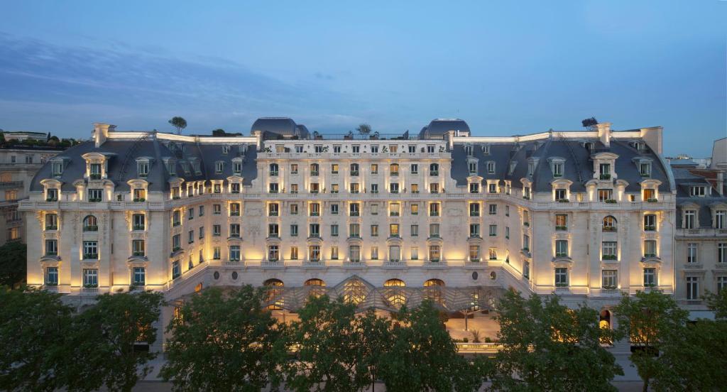 โรงแรมเดอะ เพนินซูลา ปารีส
(Hotel The Peninsula Paris)