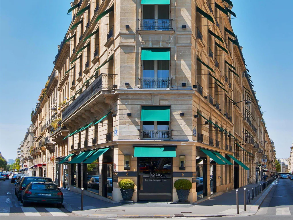 โรงแรม เลอ เมโทรโปลิแตน อะ ทริบิวต์ พอร์ตโฟลิโอ ปารีส ตูร์ ไอเฟล
(Le Metropolitan, Paris Tour Eiffel, a Tribute Portfolio Hotel)